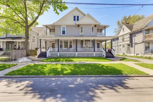 Walk to Niagara Falls! Family Home with Yard