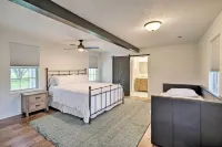 Fire Pit, Pickleball, Pool! Schulenburg Farmhouse - Pet friendly