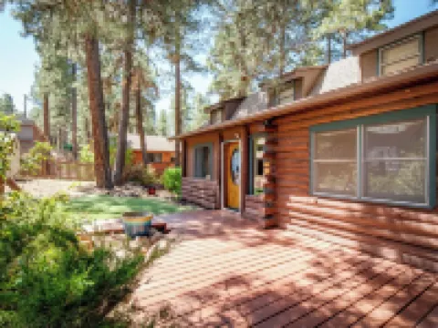 Stunning large Cabin with Hot tub, AC, Pool table, fenced yard 卡馳納山莊酒店