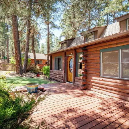 Stunning large Cabin with Hot tub, AC, Pool table, fenced yard