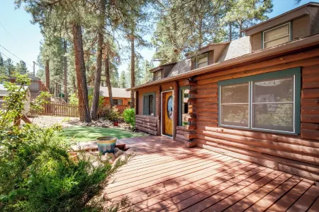 Stunning large Cabin with Hot tub, AC, Pool table, fenced yard