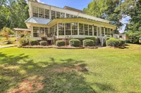 'The B Haus' Lakefront Retreat w/ Boat Ramp! - parking
