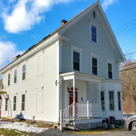 All-Season Ludlow Apartment 3 Mi to Okemo Resort!