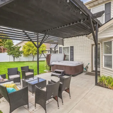 Cozy Corner Oasis With Hot Tub 4 Bedroom Home