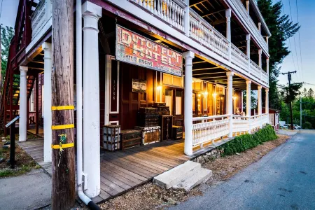 The Dutch Flat Hotel Отели в г. Колфакс