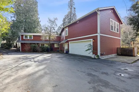 Farmhouse & Creekside Get-Away on hidden acreage in historical downtown Gresham.