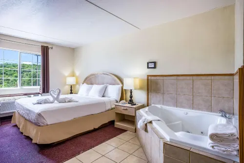 Rodeway Inn Branson, Brick House - parking