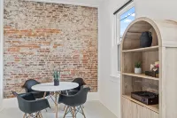 The Main St. Oasis - Heart of Downtown Madison - Steps from Shopping & Dining