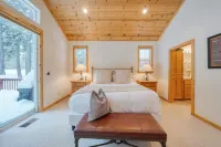 Pinewood Lodge by AvantStay Cozy Cabin Near Ski Resorts Hiking