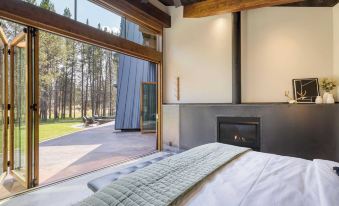 Lazy River Glamp-house by Avantstay Newly Built, Luxe Indoor-outdoor Living