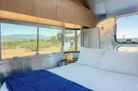 Glamping Airstream, Pool, Hot Tub, BBQ, Mountain Views, Easy access to Sedona!