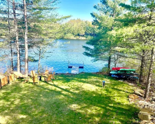 Modern & Cozy Lakefront Cabin: Rustic Charm and Serene views Hotels in Barnstead