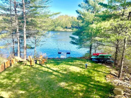 Modern & Cozy Lakefront Cabin: Rustic Charm and Serene views Отели в г. Барнстед