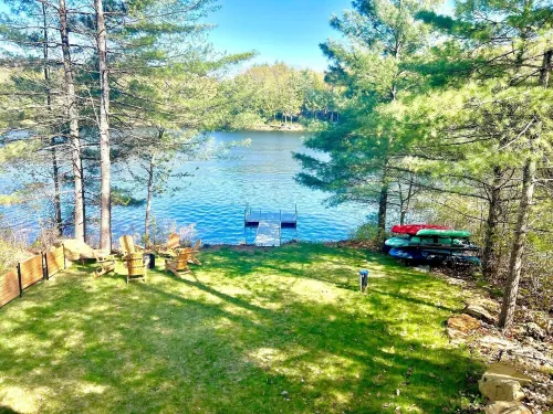 Modern & Cozy Lakefront Cabin: Rustic Charm and Serene views Hotels in Barnstead
