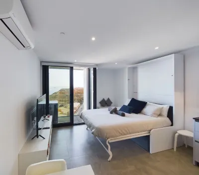 E1 Spacious Studios, Sea and Beach Views, High Floor Hotel dekat Fairground La Linea de la Concepcion