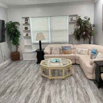 Warm and Cozy Home in Quiet Neighborhood!! LLC