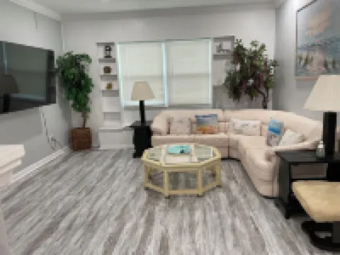 Warm and Cozy Home in Quiet Neighborhood!! LLC