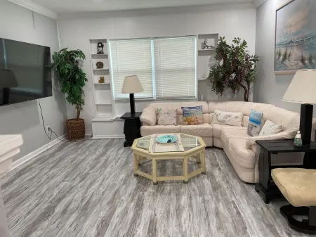 Warm and Cozy Home in Quiet Neighborhood!! LLC