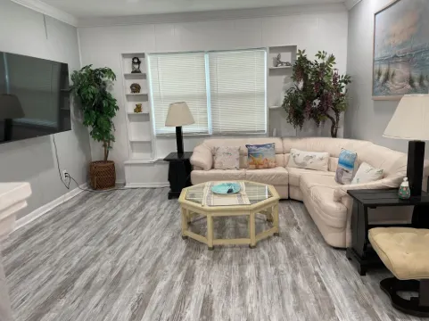 Warm and Cozy Home in Quiet Neighborhood!! LLC