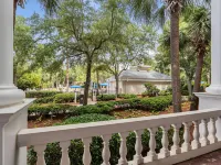 Lagoon Style Pool and Steps to Baytowne Wharf - Elegant Oasis Hotel a Walton County