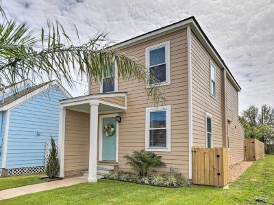 2 Blocks to Stewart Beach: Home w/ Backyard Oasis