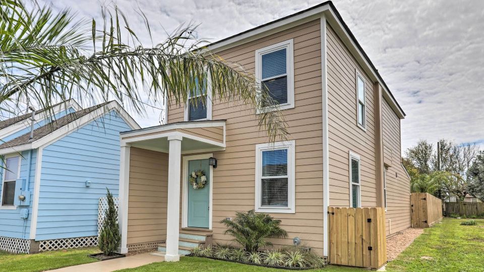 2 Blocks to Stewart Beach: Home w/ Backyard Oasis