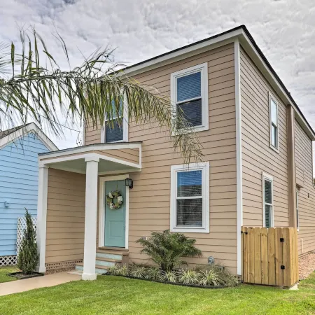 2 Blocks to Stewart Beach: Home w/ Backyard Oasis