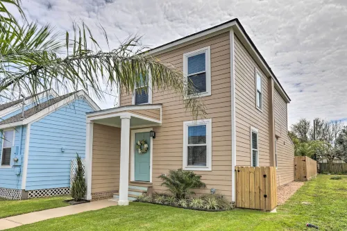 2 Blocks to Stewart Beach Home with Backyard Oasis