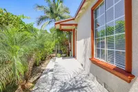 5 Mi to Coast: Centrally Located Long Beach Home!