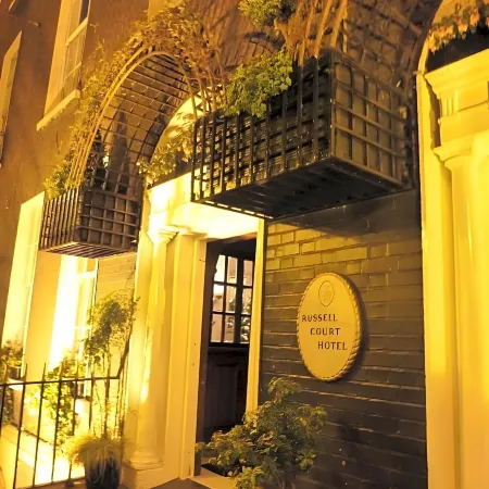 Russell Court Hotel Отели рядом с достопримечательностью «Железнодорожный вокзал Хьюстон»
