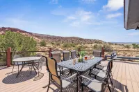 Luxury Moab Home, Stunning Views, 7 bd, sleeps 26