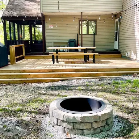 3-bedroom house in serene Saw Creek Estates with WiFi, AC, access to pools, lake