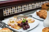 The Bantry Aparthotel by Totalstay - Завтрак