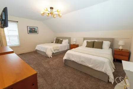 The Aniston; Brand new home in downtown New Albany minutes away from Louisville!