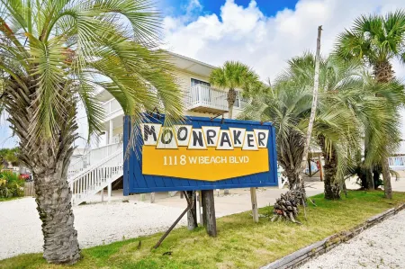 Sandshells Retreat Walk to Beach. Great Area! Отели рядом с достопримечательностью «W Beach Blvd»