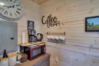 Secluded Jefferson Cabin w/ Deck + Mountain Views! - 3-Sterne