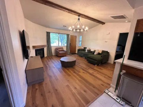 Yosemite Gateway: Modern Dual-Master Cabin