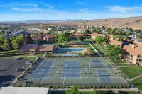 Hikers Hideaway Cozy Resort Condo w/ Pool & More - vue sur la montagne