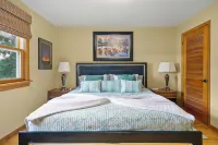 Charming Waterfront Cabin on Lake Wissota: Old Abe Trail, Boat, Swim, Fish, Golf