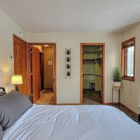 Breezy Hills - Unit 2; Lake Bemidji, King Bed, Kayaks, PB Trail Private Access