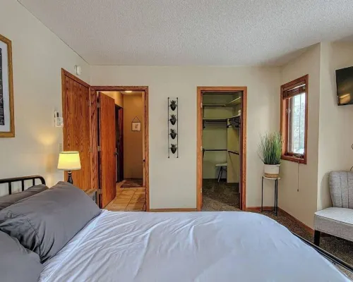 Breezy Hills - Unit 2; Lake Bemidji, King Bed, Kayaks, PB Trail Private Access 伯米吉酒店