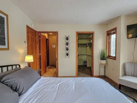 Breezy Hills - unit 2; Lake Bemidji, King bd, Kayaks, PB Trail!