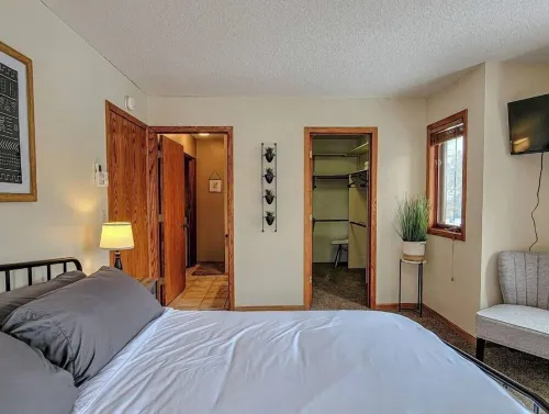 Breezy Hills - Unit 2; Lake Bemidji, King Bed, Kayaks, PB Trail Private Access