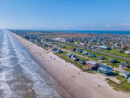 Highly-Rated, Pet-Friendly Beach House, Gameroom, 3Br, 2BA, Fenced-in Yard