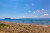 Cottage with garden and sea view Hotels in Asine