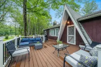 Walk to the Lake Firepit and Sunroom Tomhickon