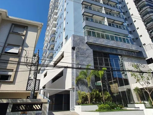 Nearby beach, shopping mall, aquarium, museum.