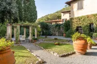 Spectacular apartment in historic mansion from the 1400s