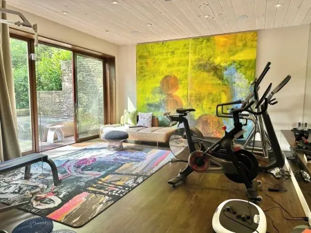 Super-Lux Oceanfront property with private beach access in Estate section