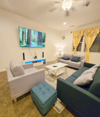 Sequoia Explorer's Retreat in Tulare, 3BDs/ 2.5 Baths, 5mins to Shopping Center